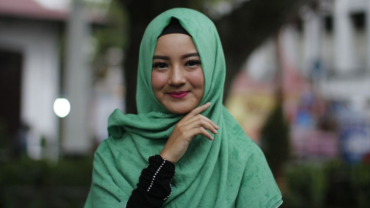 Una mujer con hijab posa frente a una manifestación antimusulmana y se convierte en viral