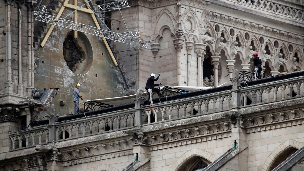 Comienzan a colocar la cubierta sobre Notre Dame