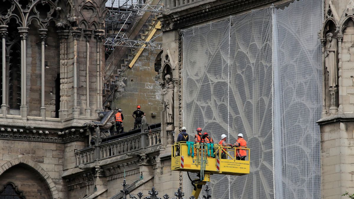 Comienzan a colocar la cubierta sobre Notre Dame