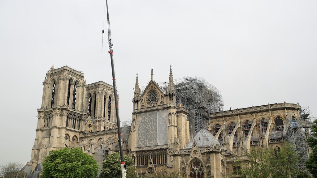 Comienzan a colocar la cubierta sobre Notre Dame