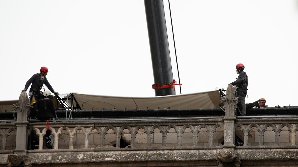 Comienzan a colocar la cubierta sobre Notre Dame