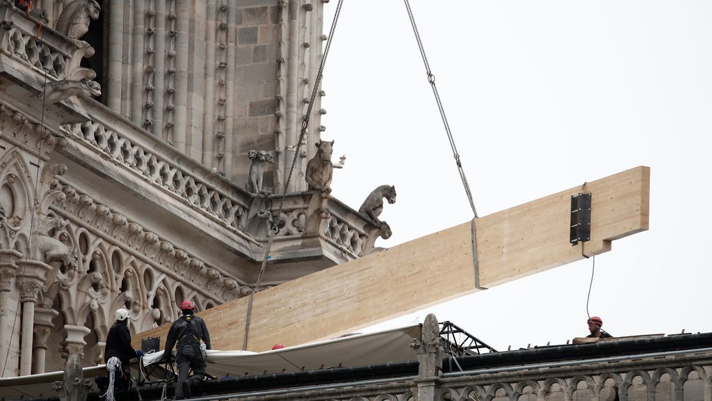 Comienzan a colocar la cubierta sobre Notre Dame