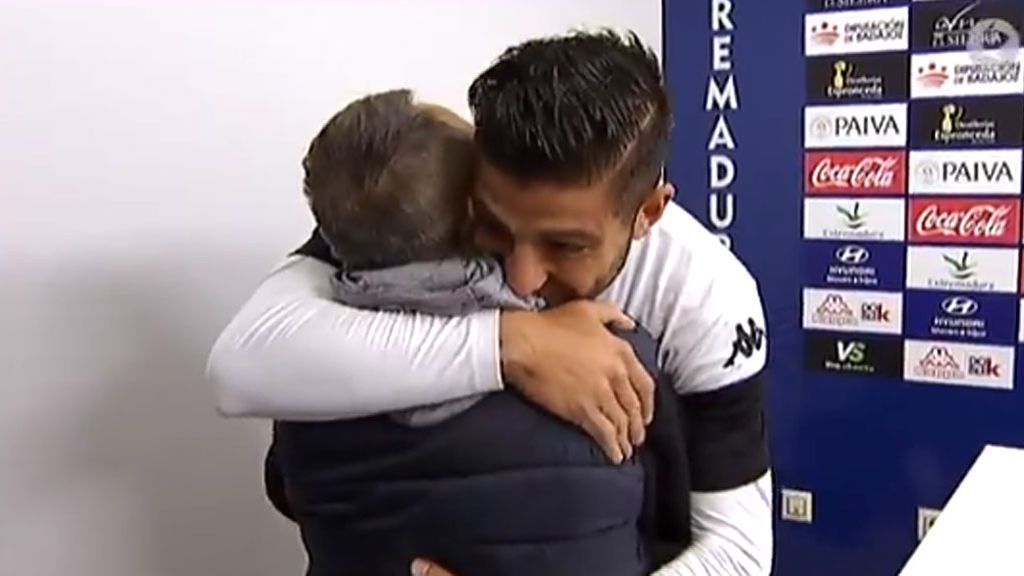 La emotiva sorpresa que se lleva un jugador al ver aparecer a su tío con síndrome de down en plena rueda de prensa La emotiva sorpresa que se lleva un jugador al ver aparecer a su tío con síndrome de down en plena rueda de prensa