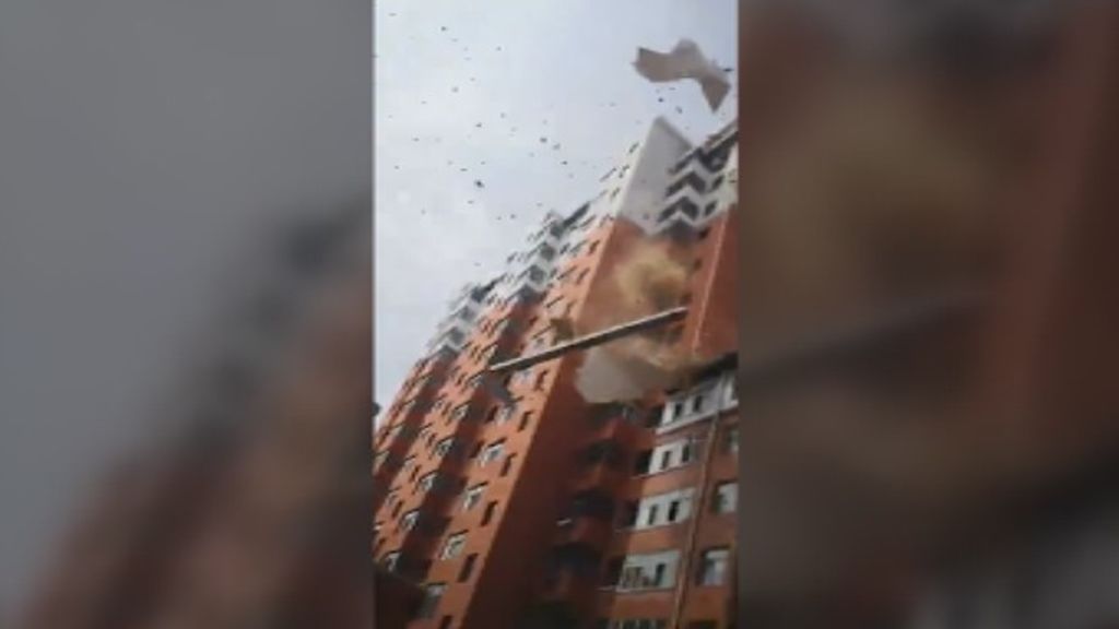 El viento destruye la fachada de un edificio en China