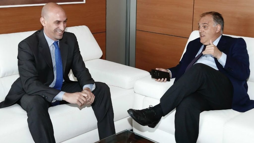 Rubiales acusa a Tebas: "Está nervioso porque unos buenos amigos suyos han sobornado a miembros de la FIFA" Rubiales acusa a Tebas: "Está nervioso porque unos buenos amigos suyos han sobornado a miembros de la FIFA"