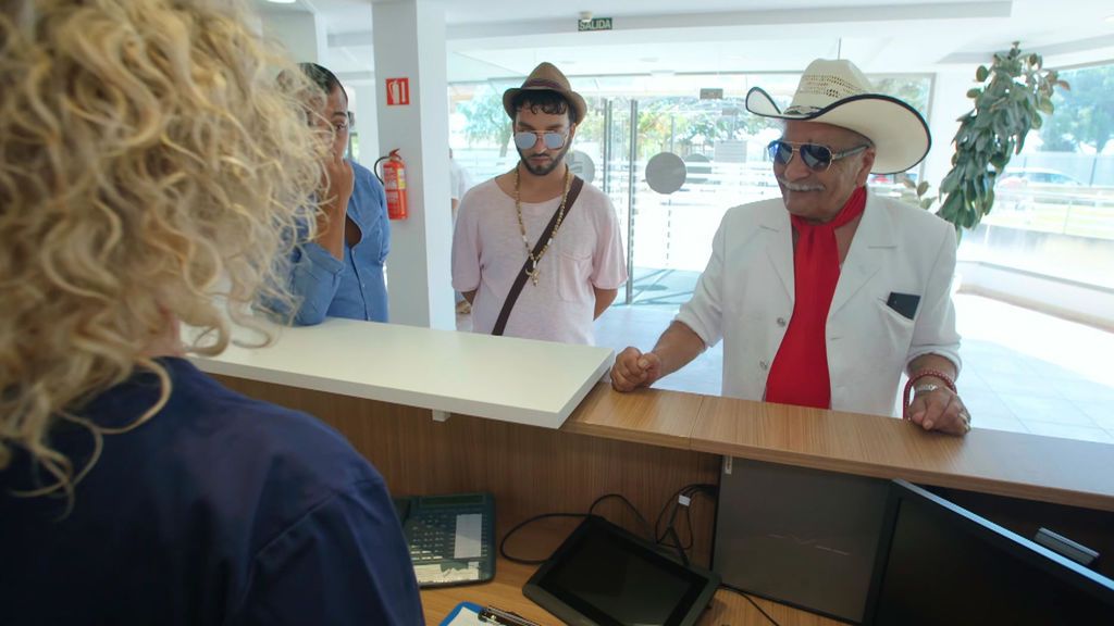 'El Charro' descubre los placeres de un residencia de ancianos