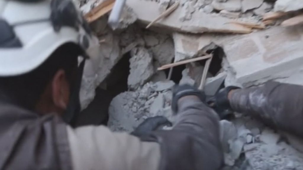 Angustioso rescate de una mujer tras una explosión en Siria