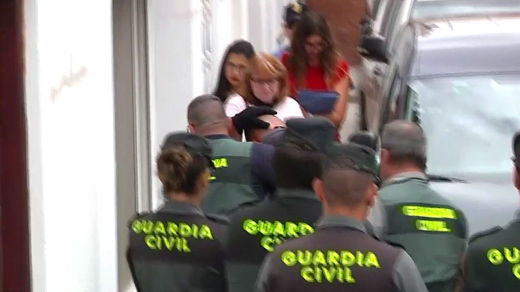 Las imágenes: la llegada del presunto asesino de Tenerife al registro de su casa