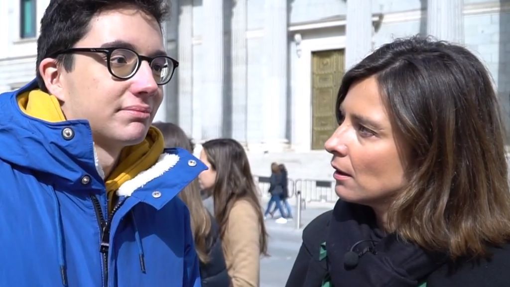 Sandra Barneda acude a las puertas del Congreso para preguntar a la gente qué va a votar