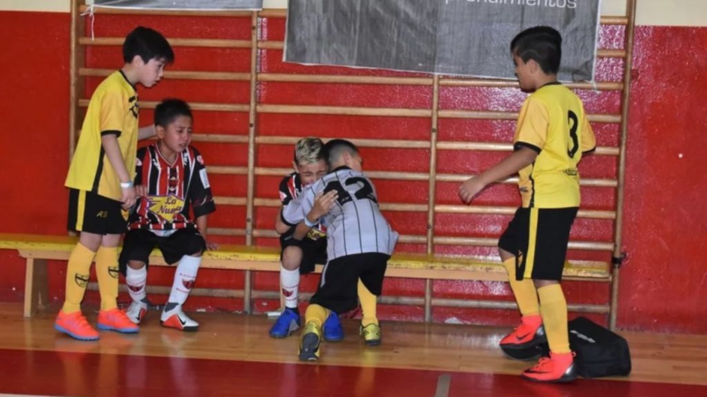 Niños consuelan a sus rivales tras ganar la final de un torneo de fútbol en Argentina Niños consuelan a sus rivales tras ganar la final de un torneo de fútbol en Argentina
