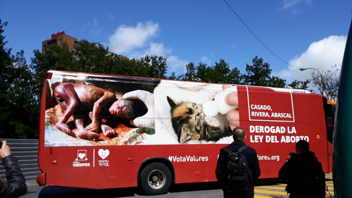 Derecho a Vivir lanza un autobús que contrapone la imagen de un feto tras un aborto con la de un cachorro de gato