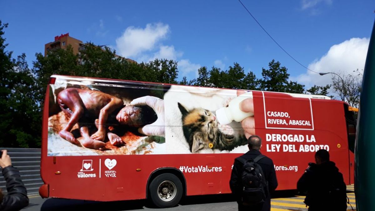 Derecho a Vivir lanza un autobús que contrapone la imagen de un feto tras un aborto con la de un cachorro de gato Derecho a Vivir lanza un autobús que contrapone la imagen de un feto tras un aborto con la de un cachorro de gato