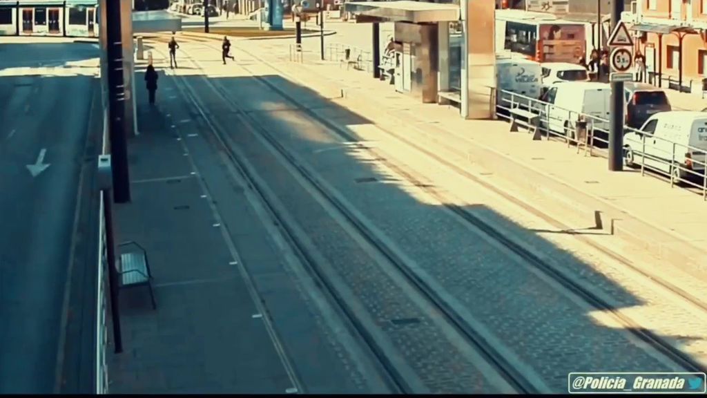 Un policía salva a una mujer ciega de ser atropellada por el metro de Granada