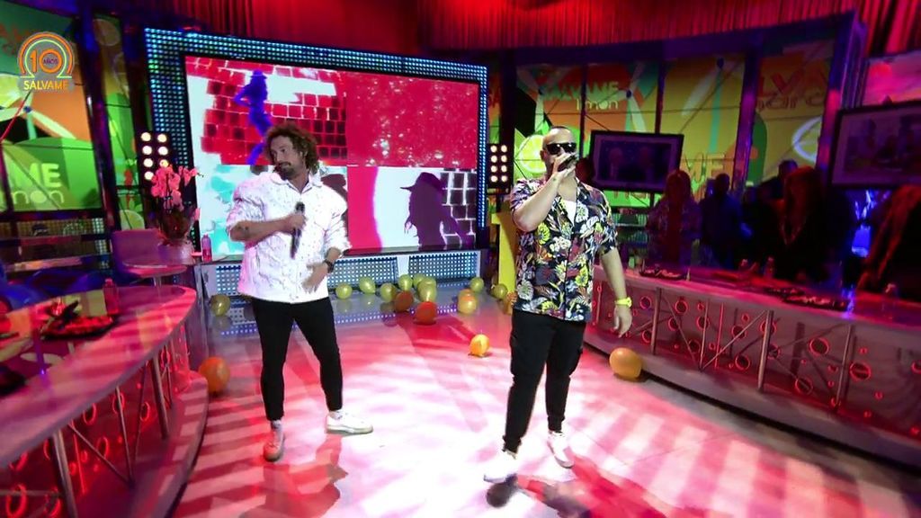 José Antonio León cambia de micro y canta su canción de reguetón en ‘Sálvame’