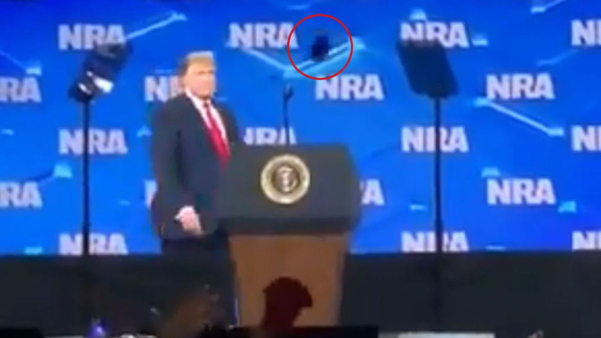 Lanzan un teléfono móvil a Donald Trump durante un evento de la Asociación Nacional del Rifle