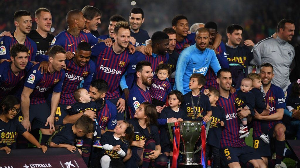 Fuegos artificiales, música en directo, juego de luces y vuelta de honor: Así celebró el Barcelona el título de LaLiga Fuegos artificiales, música en directo, juego de luces y vuelta de honor: Así celebró el Barcelona el título de LaLiga