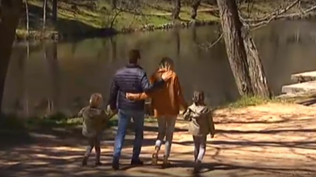 Pablo Casado pasea por Ávila con su mujer y sus hijos durante la jornada de reflexión