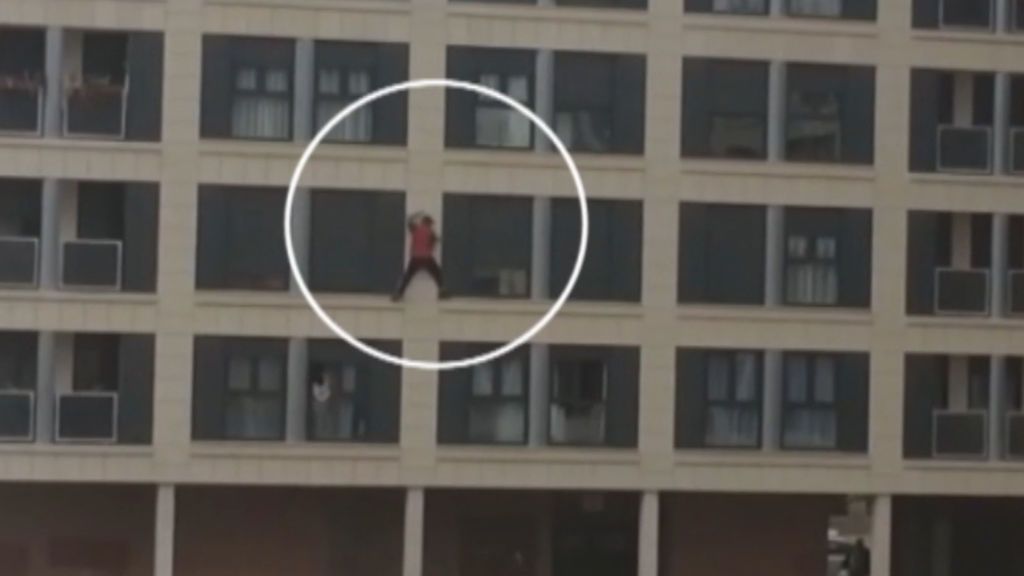 Cae un hombre desde un segundo piso en Pamplona tras caminar por el alféizar de la ventana