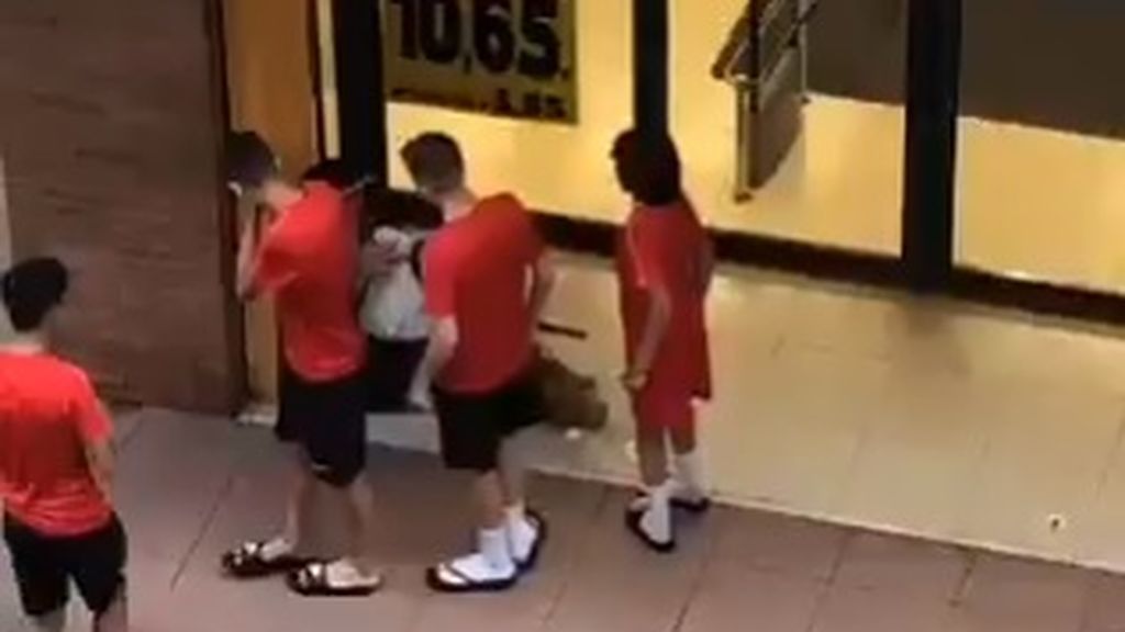 Los futbolistas del infantil del Sevilla donaron comida a un indigente que se encontraba en la puerta de su hotel Los futbolistas del infantil del Sevilla donaron comida a un indigente que se encontraba en la puerta de su hotel