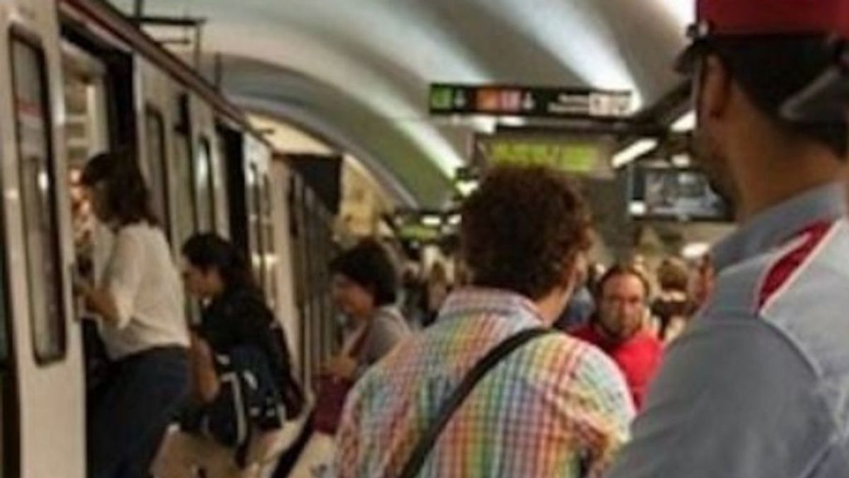 Un detenido en una batalla campal en el metro de Barcelona