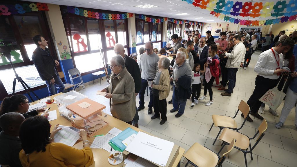 Largas colas en los colegios electorales