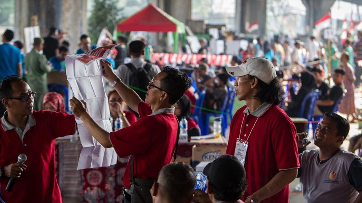 272 empleados electorales fallecen en las elecciones de Indonesia a causa de la fatiga