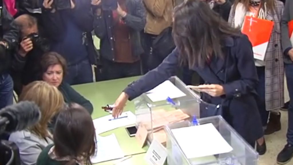 El momento más desagradable de Arrimadas el 28A: le niegan el saludo en la mesa electoral