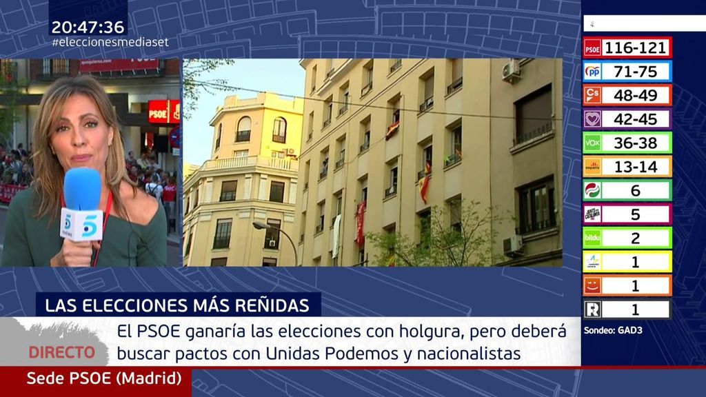 Guerra de banderas ante la sede del PSOE y un cartelón que dice "Queremos a Susana"