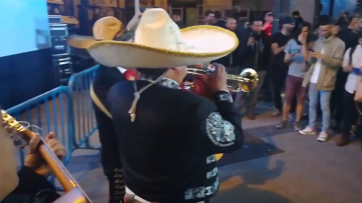 Usuarios de Forocoches envían a la sede del PP a un grupo de mariachis al grito de "canta y no llores"