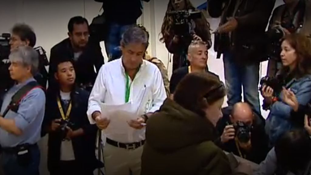 Un apoderado de Vox provoca incidentes con la prensa en la votación de Sánchez