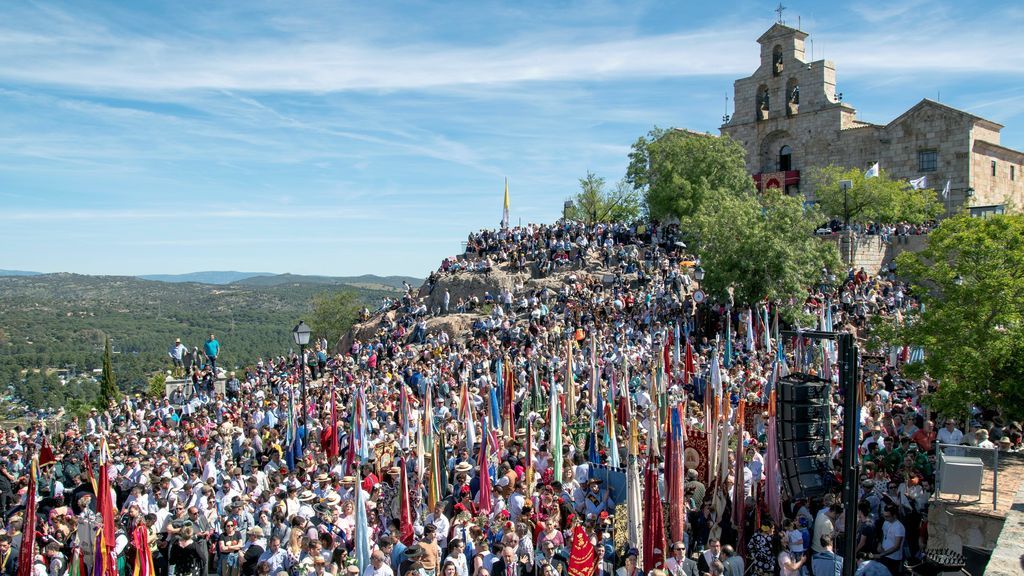 Miles de personas acuden a La Romería de la Virgen de la Cabeza para venerar a su patrona