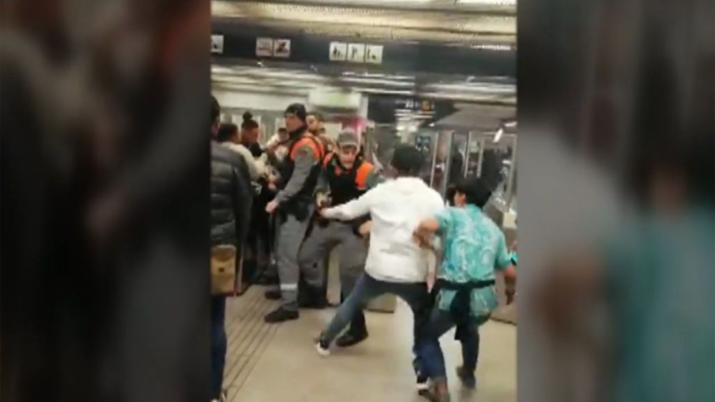 Batalla campal en el metro de Barcelona: los vigilantes, sobrepasados por la violencia de un grupo de jóvenes