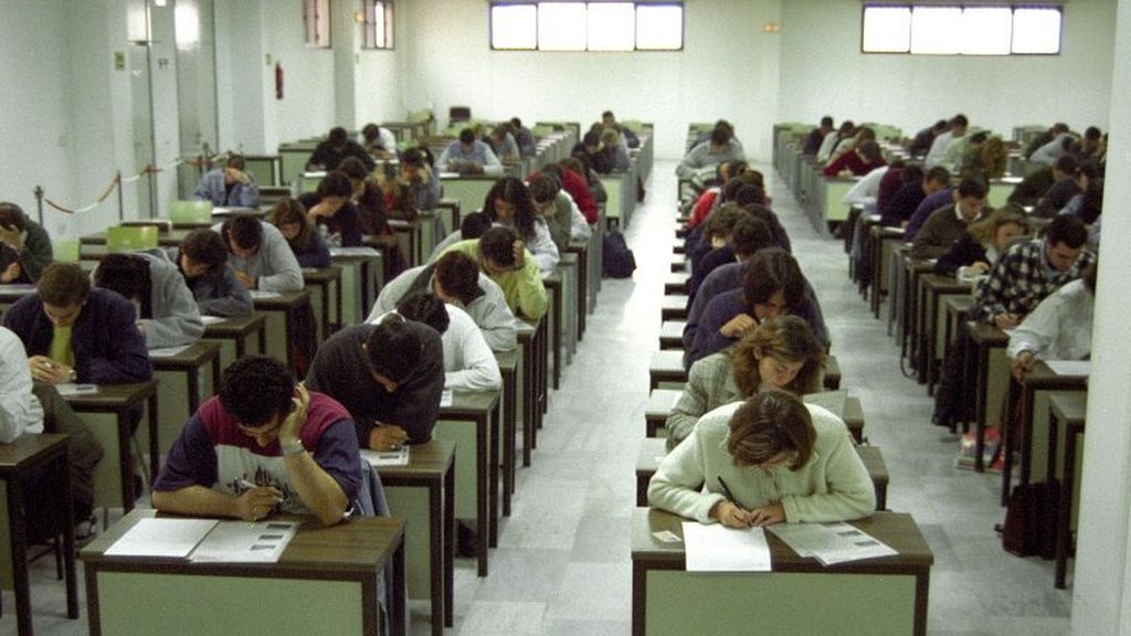 Cuatro detenidos en Sevilla por suplantar identidades en el examen teórico de conducir Cuatro detenidos en Sevilla por suplantar identidades en el examen teórico de conducir