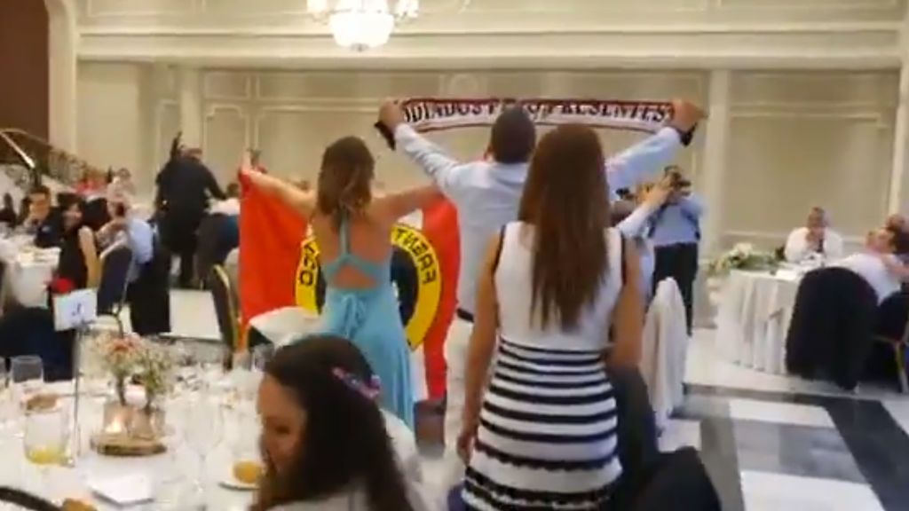 Así suena el himno del atleti en mitad de un boda Así suena el himno del atleti en mitad de un boda