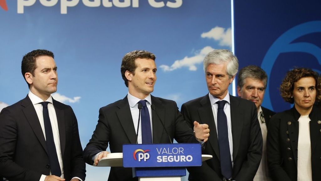 Casado sufre un hundimiento sin paliativos y sin precedentes: pasa de 137 escaños a 66