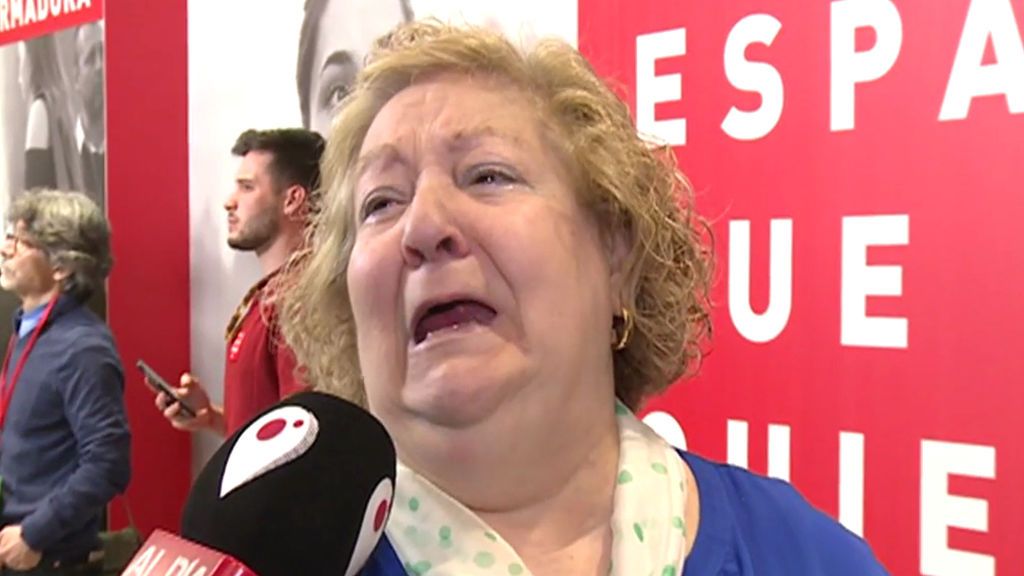 Una señora celebra la victoria del PSOE a lágrima viva: “Gracias, Pedro, gracias”