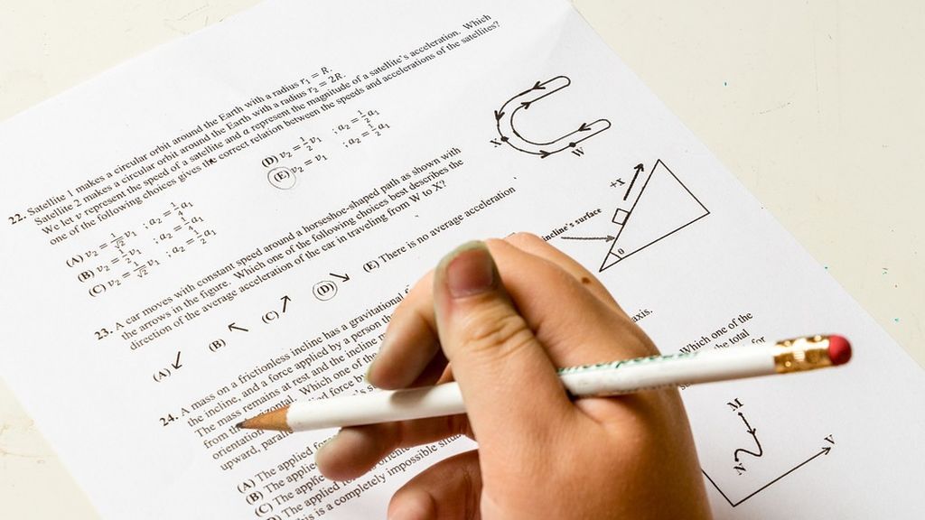 Un grupo de alumnos se suicida en India tras conocer las calificaciones de un examen Un grupo de alumnos se suicida en India tras conocer las calificaciones de un examen