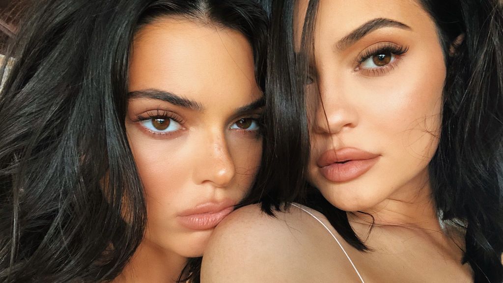 La broma 'no mum' de Kendall Jenner en una foto familiar de las Kardashian: "El embarazo está en el aire"