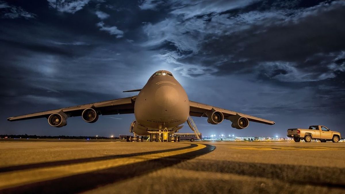 Pánico en un vuelo cuando un pasajero intenta abrir la puerta del avión a 9000 metros de altura