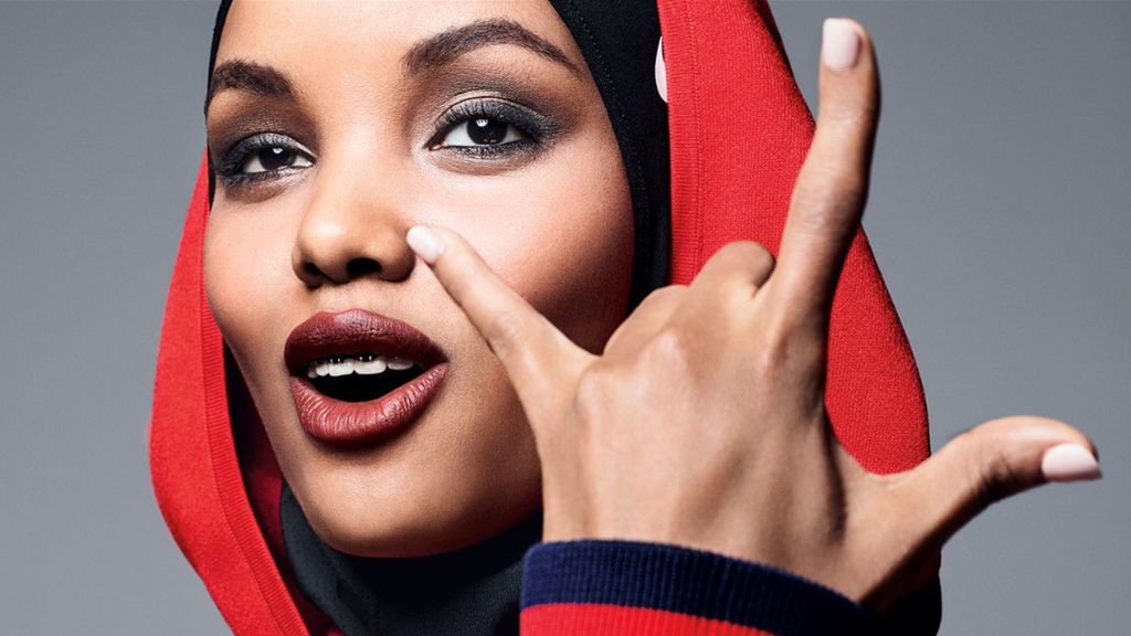 La modelo Halima Aden que rompe los estereotipos posando con hijab y burkini