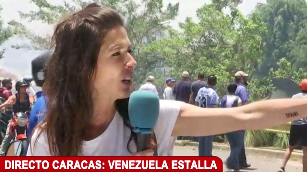 Pánico en Venezuela: la reportera de 'Cuatro al día' se agacha presa del miedo