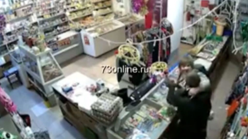 A puñetazos contra el delincuente que quiere robar en su tienda