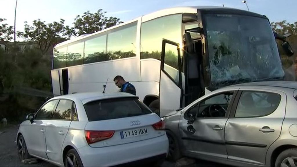 13 menores heridos al caer el autobús escolar en el que viajaban por un terraplén