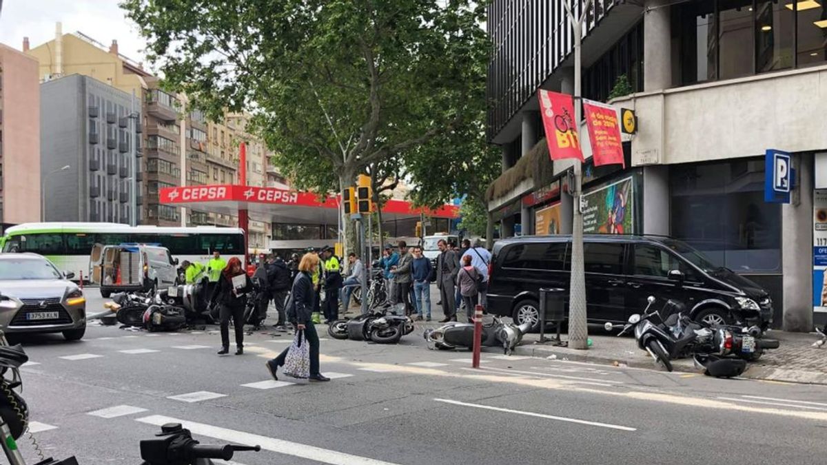 Espectacular accidente en el Eixample de Barcelona al arrollar una furgoneta a una decena de motos