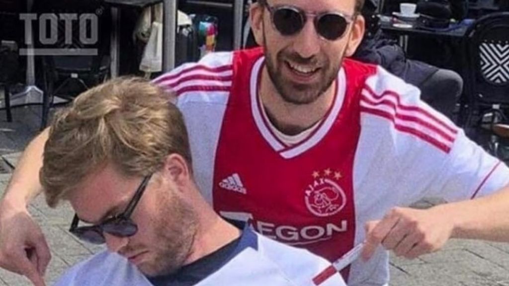 Un aficionado del Tottenham se queda dormido en un banco y acaba 'trolleado' por la afición del Ajax Un aficionado del Tottenham se queda dormido en un banco y acaba 'trolleado' por la afición del Ajax