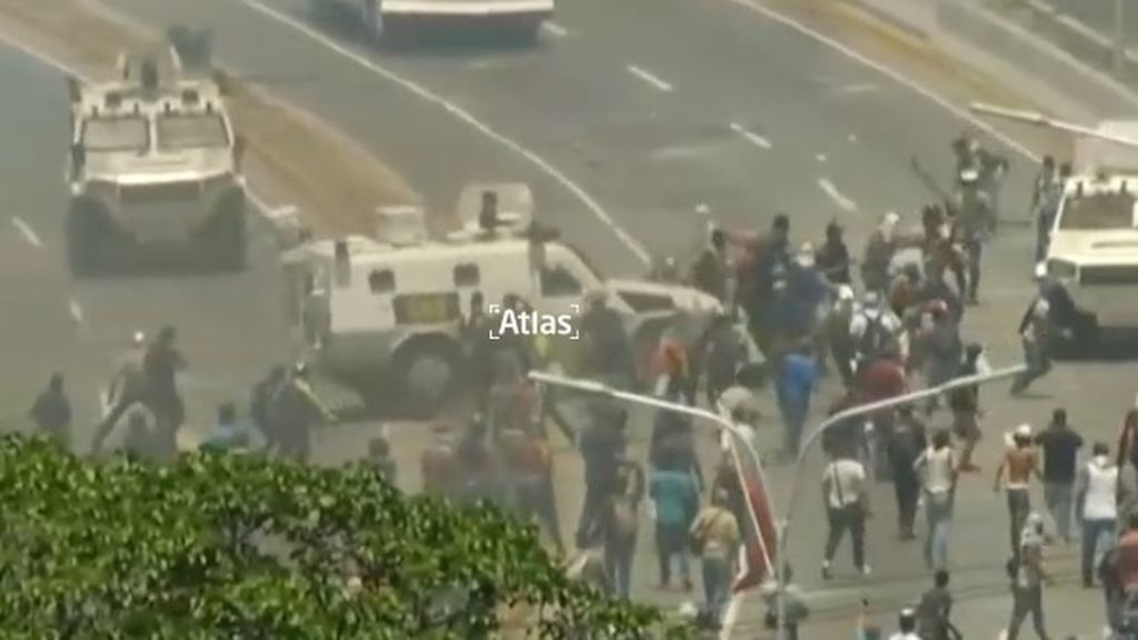 Una tanqueta atropella a manifestantes en Caracas