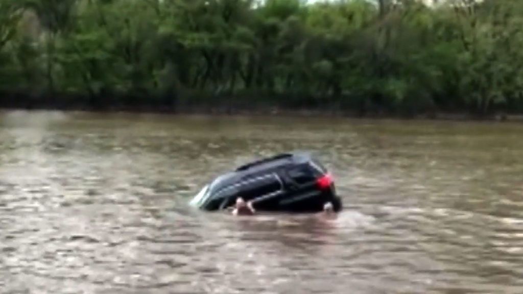 Rescatan a una conductora que cayó con su coche a un río en Filadelfia