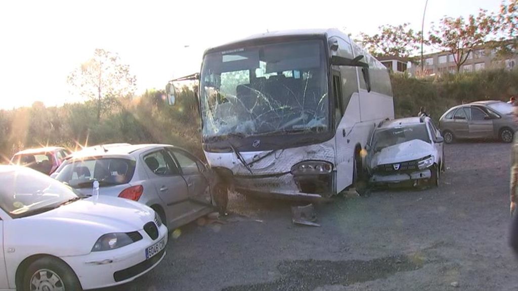 Un autobús escolar cae por un terraplén y se empotra contra tres vehículos en Barcelona