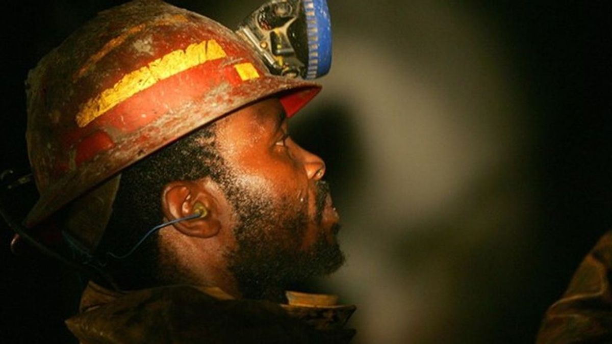 Miles de trabajadores atrapados bajo tierra en una mina de platino en Sudáfrica