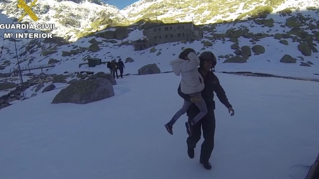 Las imágenes del rescate de cinco menores y tres adultos en Gredos afectados por la ceguera de las nieves